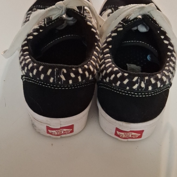 Mens Size 6.5 Vans Black and White Sneakers Will Need Cleaned - Picture 2 of 5